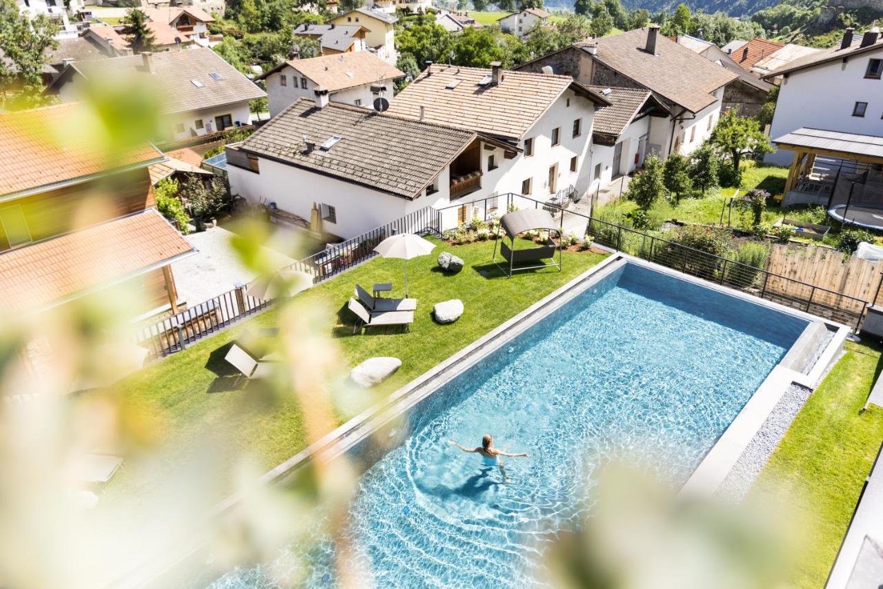 Hotel Weisses Kreuz Burgusio Bagian luar foto