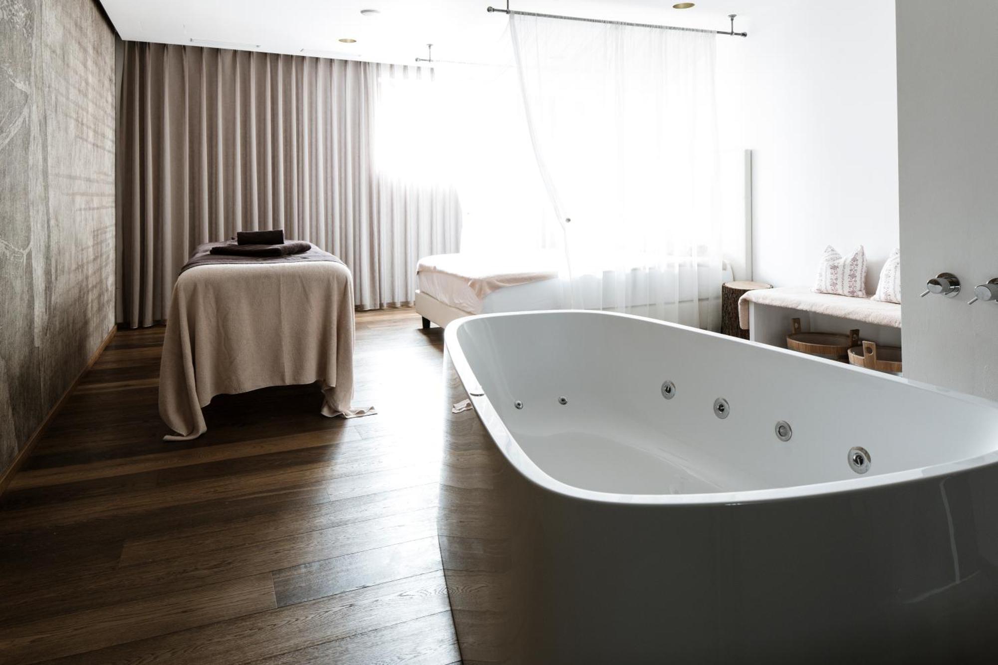 Hotel Weisses Kreuz Burgusio Bagian luar foto