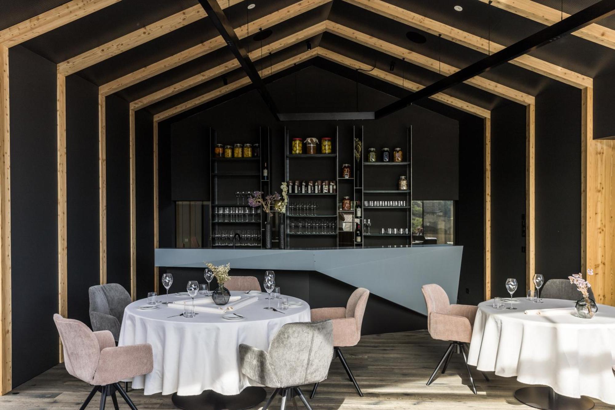 Hotel Weisses Kreuz Burgusio Bagian luar foto
