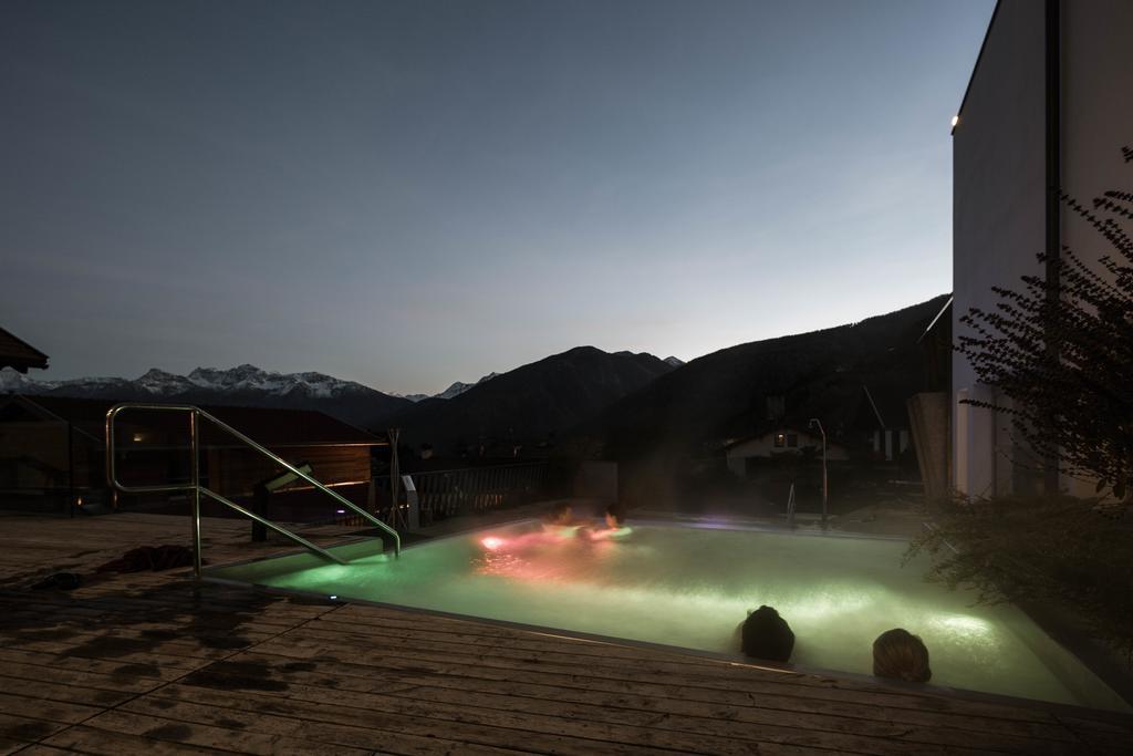 Hotel Weisses Kreuz Burgusio Bagian luar foto