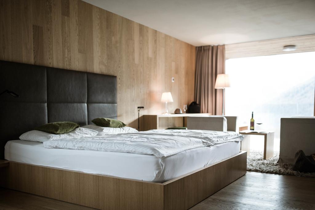 Hotel Weisses Kreuz Burgusio Bagian luar foto