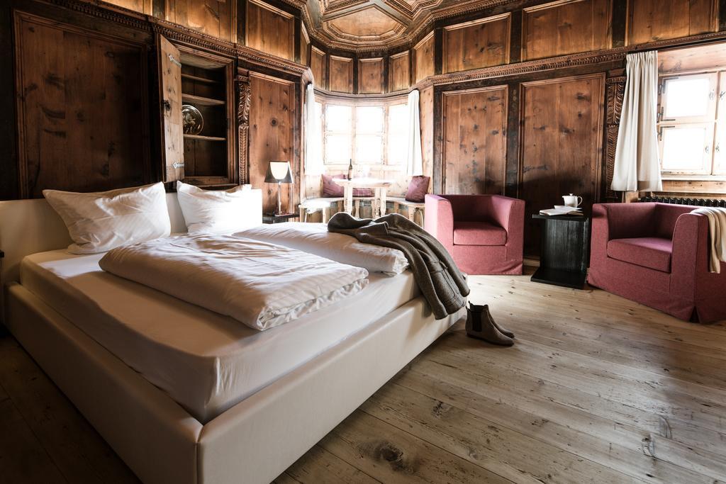 Hotel Weisses Kreuz Burgusio Bagian luar foto