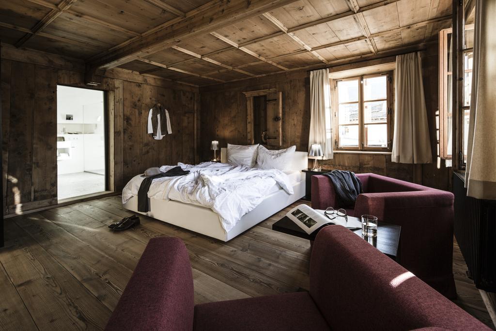 Hotel Weisses Kreuz Burgusio Bagian luar foto