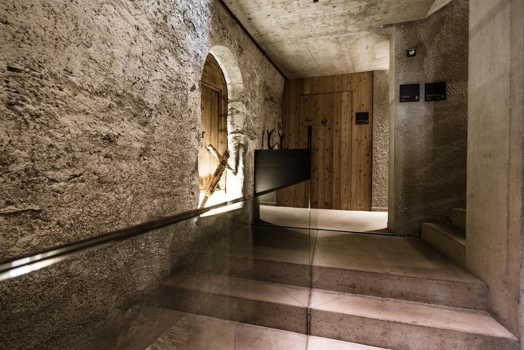 Hotel Weisses Kreuz Burgusio Bagian luar foto